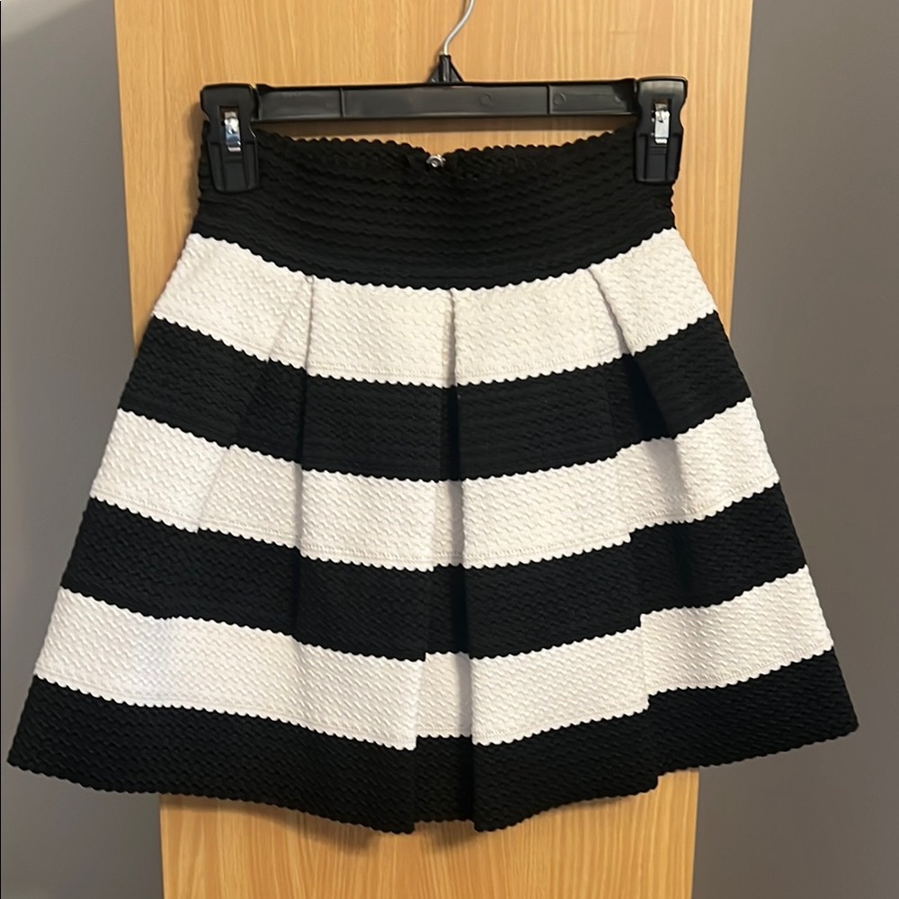 Ginger g size small black and white
